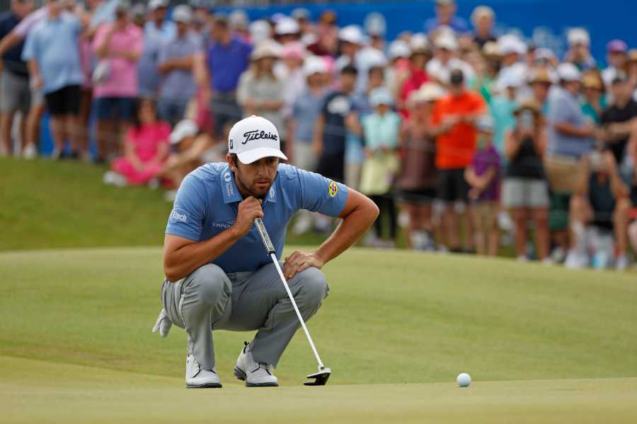 Davis Riley steht auf dem Green / Zurich Classic 2023