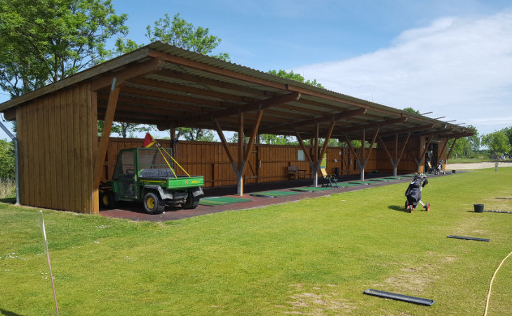 Die Driving Range eines Golfplatzes