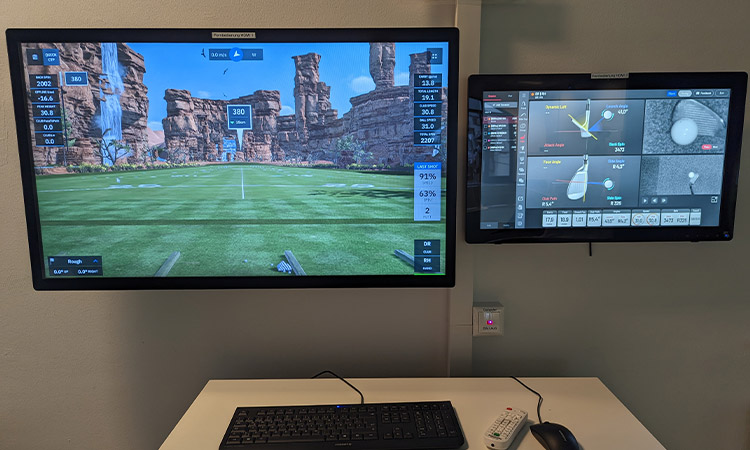 Zwei Bildschirme wo man ein Golfsimulator drauf sehen kann