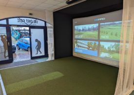 Ein Golfsimulator mit einer weißen Leinwand