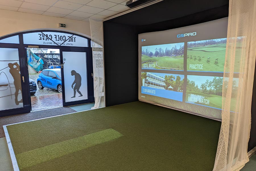 Ein Golfsimulator mit einer weißen Leinwand