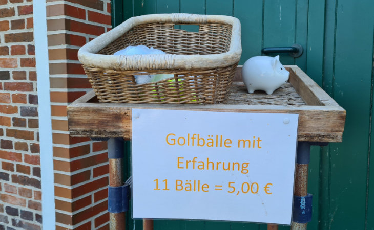 Ein Bastkorb mit gebrauchten Golfbällen