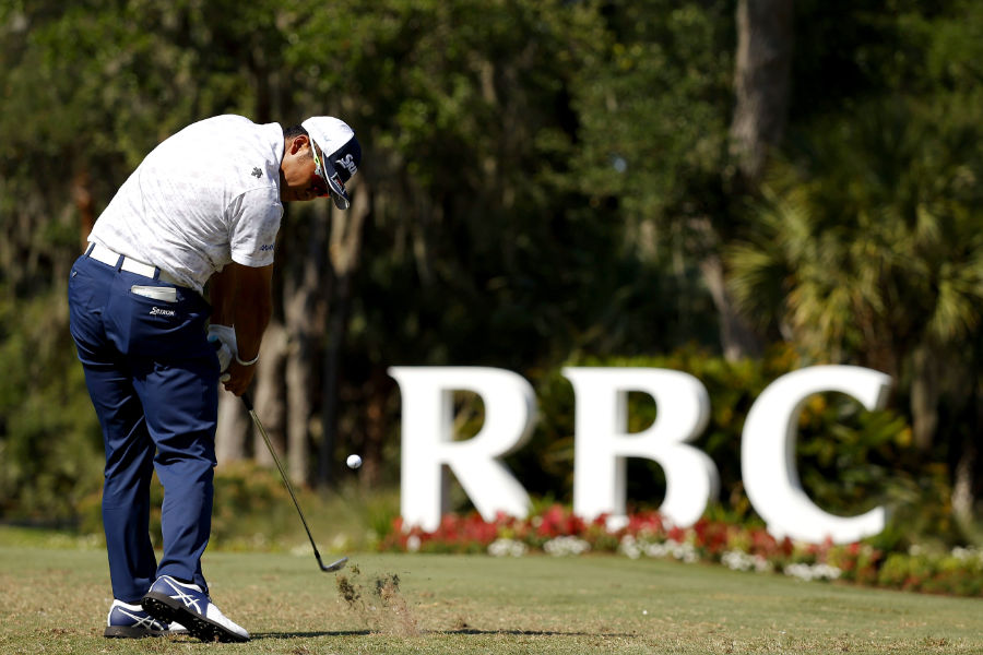 Ein Golfer schlägt den Ball vor dem RBC Logo