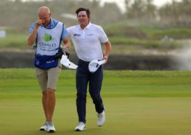 Golfspieler Joel Dahmen klopft seinem Caddie auf die Schulter