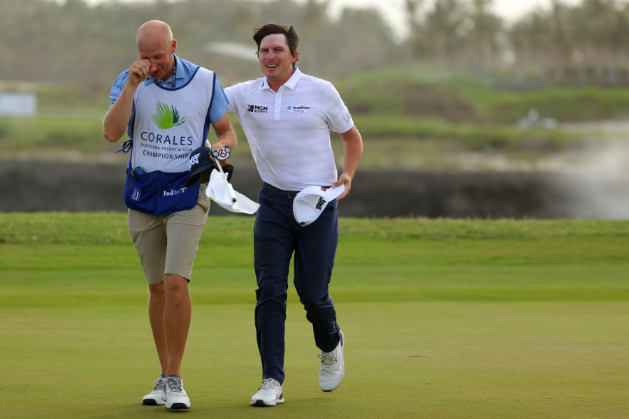 Golfspieler Joel Dahmen klopft seinem Caddie auf die Schulter