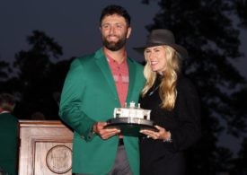Golfer Jon Rahm und seine Ehefrau präsentieren die Trophäe des Masters