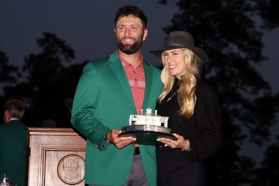 Golfer Jon Rahm und seine Ehefrau präsentieren die Trophäe des Masters