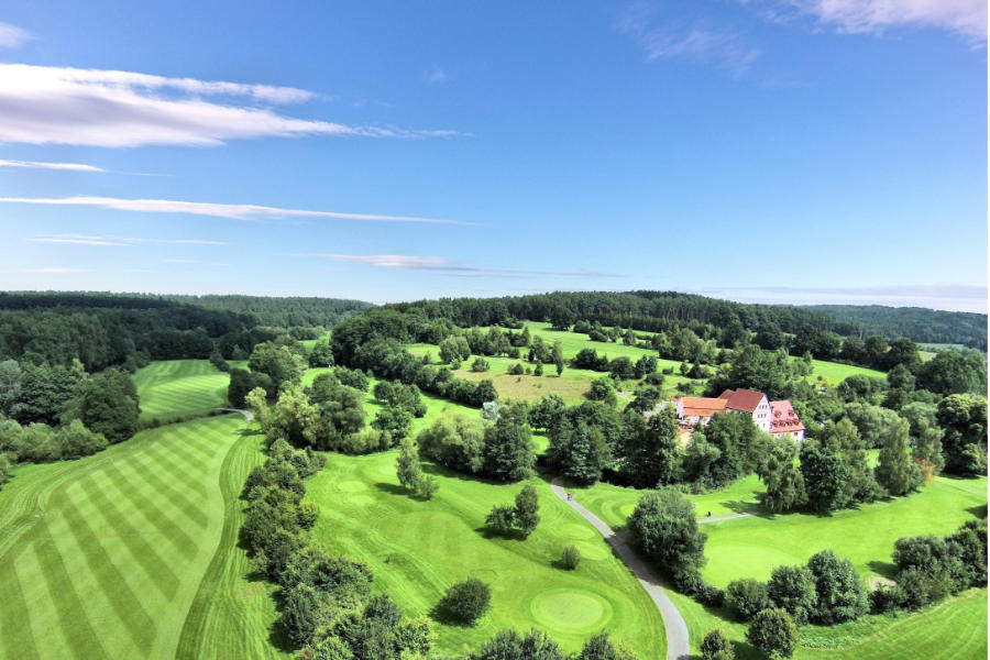 Luftaufnahme eines schönen Golfplatzes