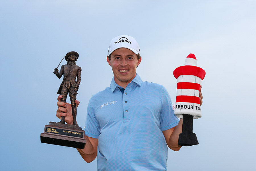 Der Golfspieler Matt Fitzpatrick hält in seiner rechten Hand ein Pokal und in der linken eine Art von Stofftier in der Form einer Pylone