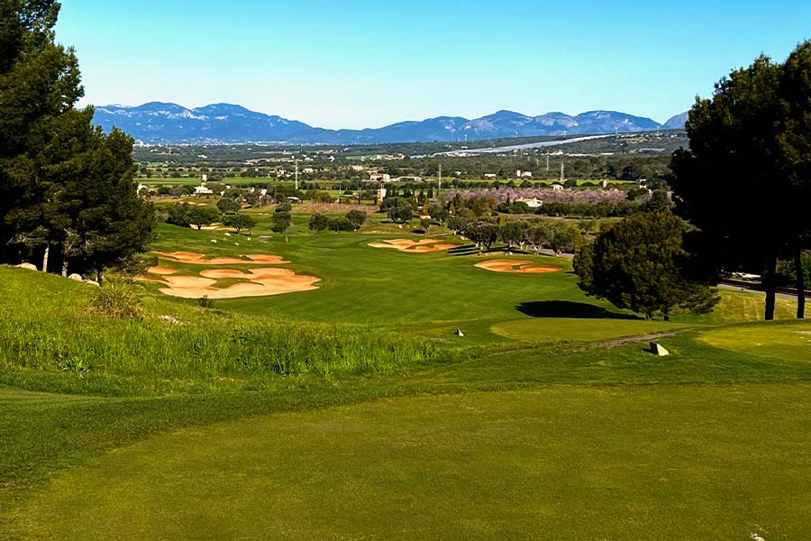 Ein Bild von einer Golfanlage von oben von einem Hügel