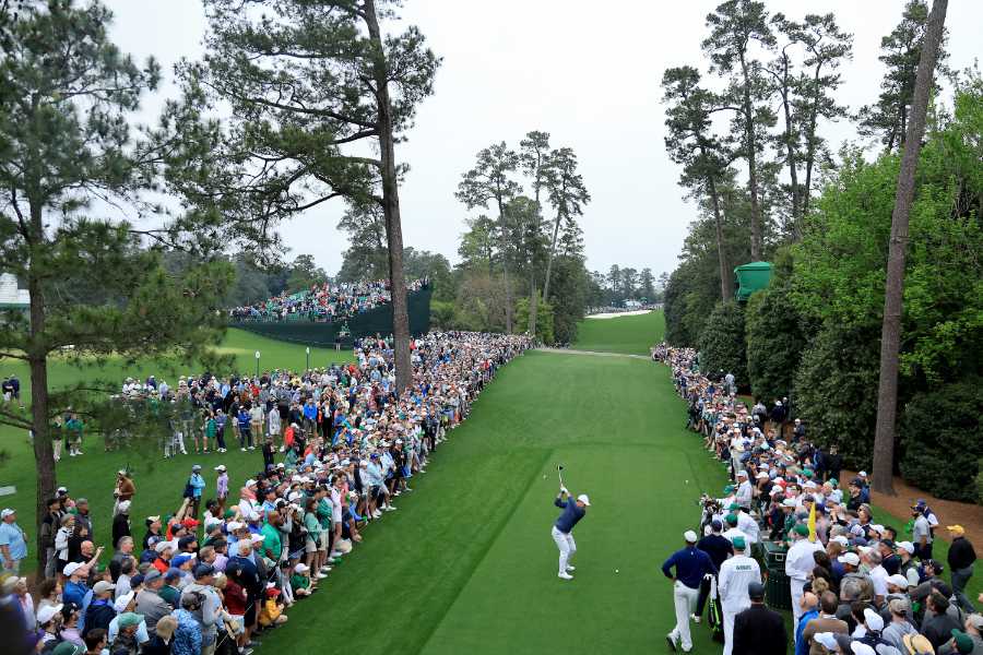 Ein Golfer beim Abschlag inmitten einer Zuschauer-Menge
