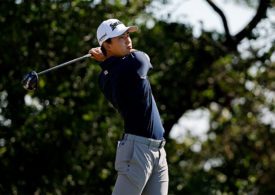 Der Golfspieler Yuto Katsuragawa macht ein Schlag mit seinem Golfschläger
