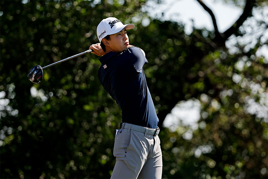 Der Golfspieler Yuto Katsuragawa macht ein Schlag mit seinem Golfschläger