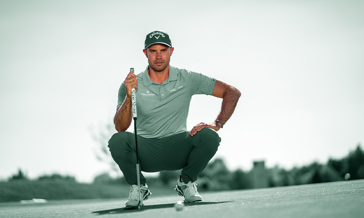 Bernd Der Golfspieler Ritthammer sitzt in der Hocke mit seinem Golfschläger in seiner Hand