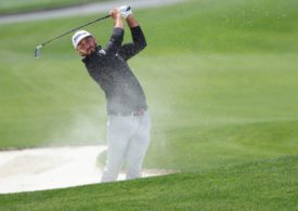 Golfer Max Homa schlägt den Ball aus einem Sandbunker