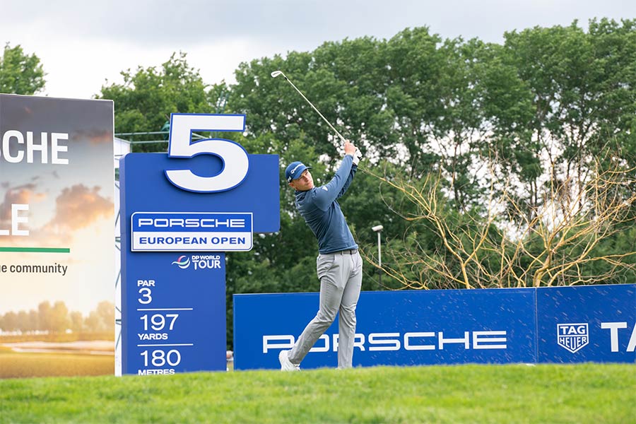 Der Golfspieler Rasmus Højgaard schlägt ein Golfball mit seinem Golfschläger