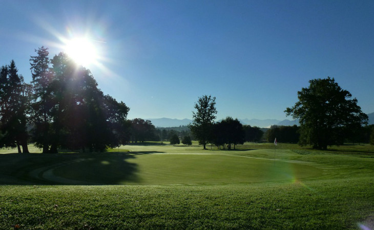Die Nachmittagssonne über einem schönen Golfplatz