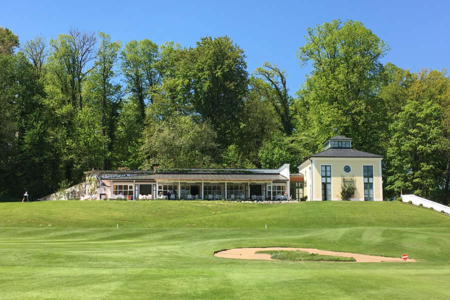 Das Clubhaus eines Golfclubs