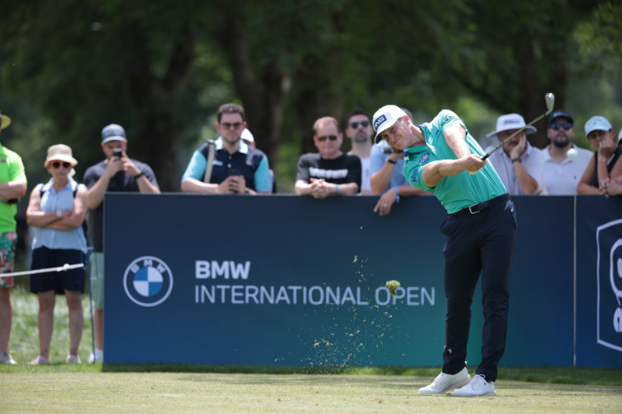 Ein Golfer beim Schlag mit dem Eisen