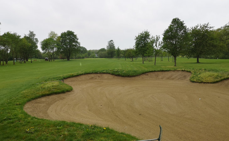 Ein Sandbunker auf einem Golfplatz