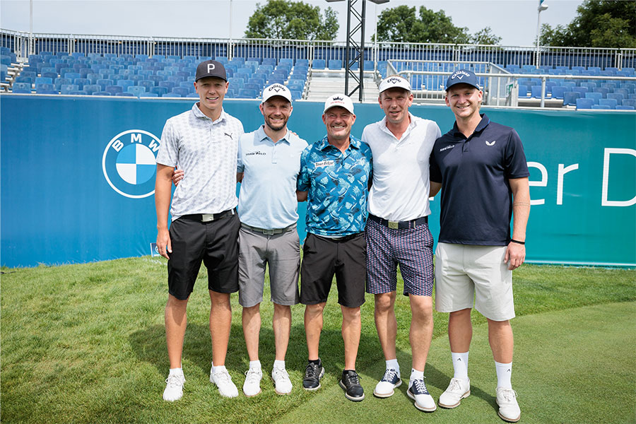 Ein Gruppenfoto von fünf Golfspieler bei den BMW International Open