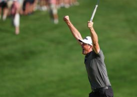Der Golfspieler Keegan Bradley freut sich, weil er die Travelers Championship gewonnen hat