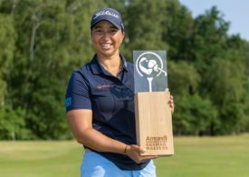 Kristyna Napoleaova hält einen Pokal hoch