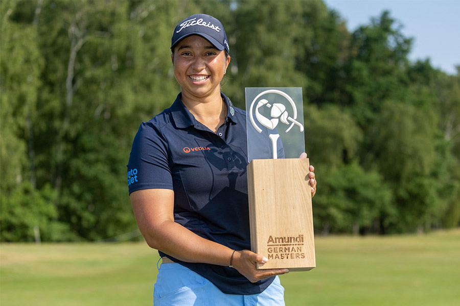 Kristyna Napoleaova hält einen Pokal hoch