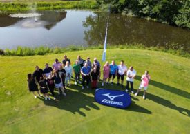 Viele Golfspieler posieren für ein Gruppenbild aus der Vogelperspektive