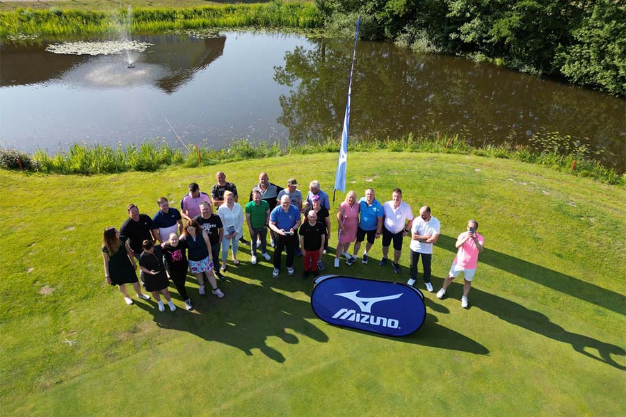 Viele Golfspieler posieren für ein Gruppenbild aus der Vogelperspektive