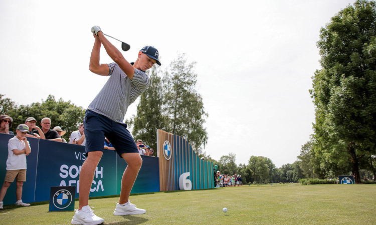 Der Golfspieler Matti Schmid holt mit seinem Golfschläger für ein Schlag aus