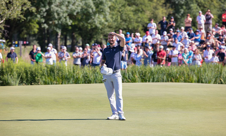 Der Golfspieler Max Kieffer fast sich an den Kopf