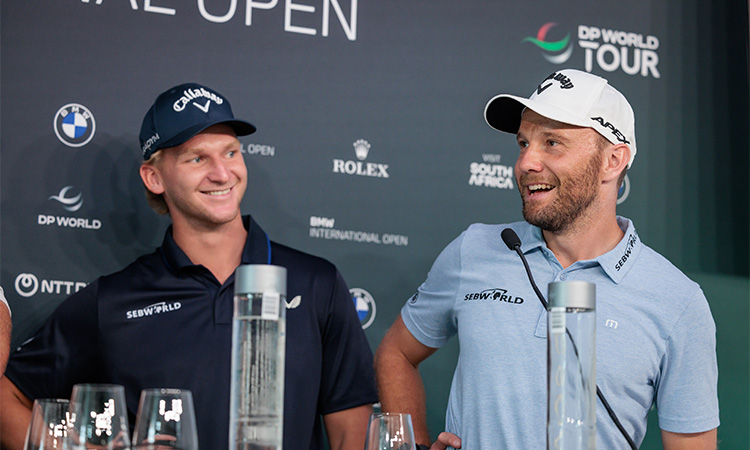 Die Golfspieler Nick Bachem und Max Kieffer stehen zusammen bei einer Pressekonferenz