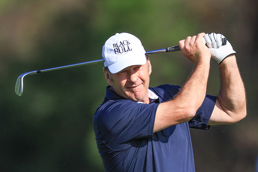 Der Golfspieler Nick Faldo hält sein Golfschläger mit seinen beiden Händen fest