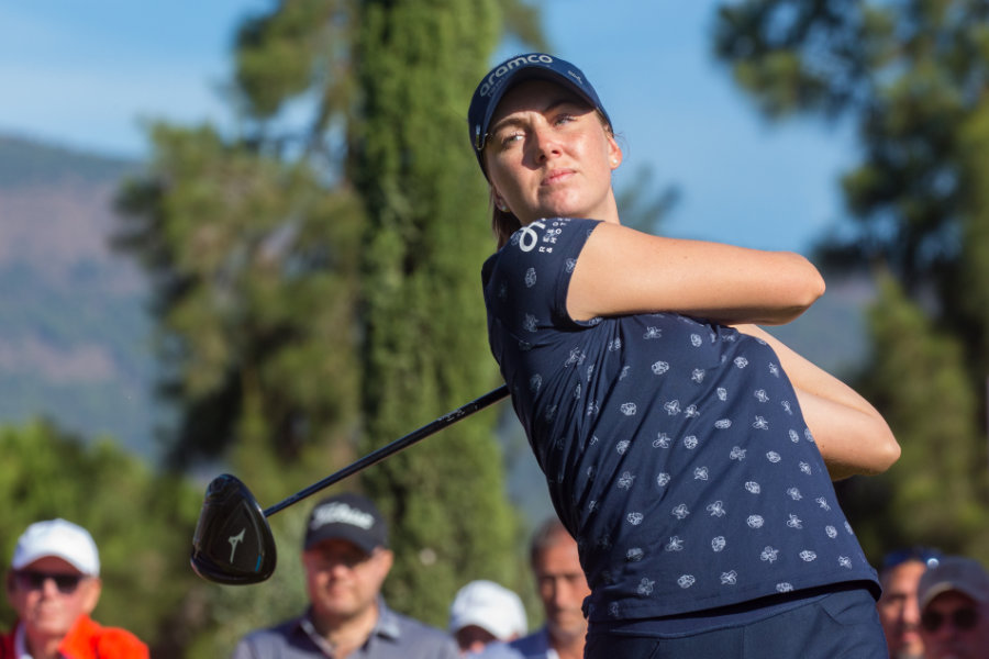 Eine Golferin beim Abschlag mit dem Driver