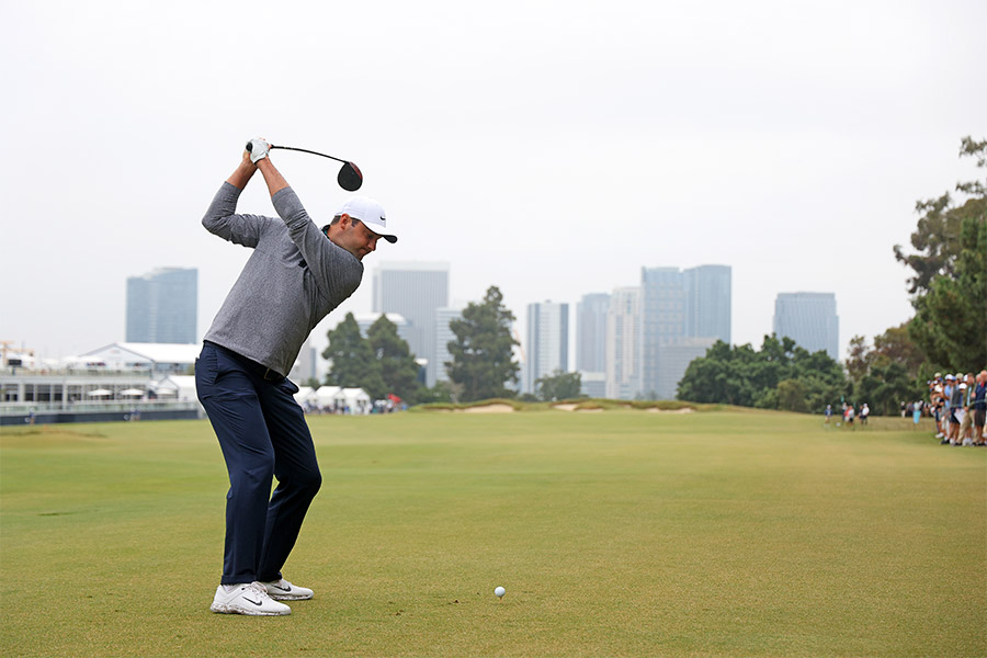 Der Golfspieler Scottie Scheffler holt mit seinem Golfschläger aus