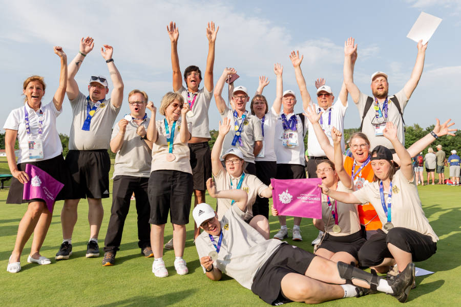 Ein Teamfoto mit behinderten und nicht behinderten Sportlern