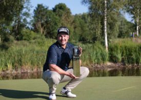 Der Golfspieler Thriston Lawrence hält ein BMW Pokal