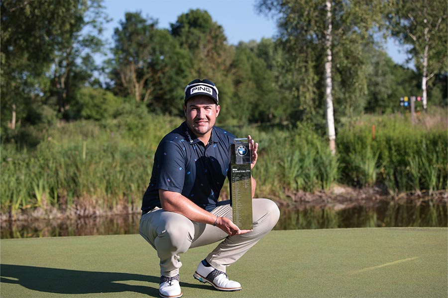 Der Golfspieler Thriston Lawrence hält ein BMW Pokal