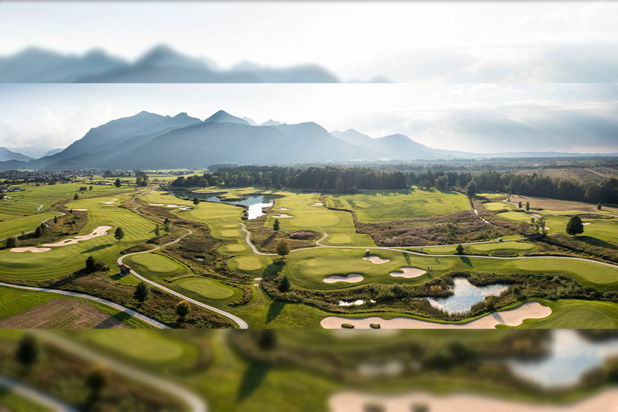 Ein Bild von einer Golfanlage von der Vogelperspektive