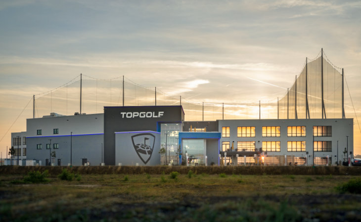 Eine TopGolf-Anlage im Abendlicht