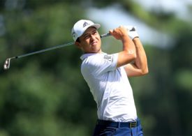 Der Golfspieler Xander Schauffele hält sein Golfschläger mit beiden Händen fest