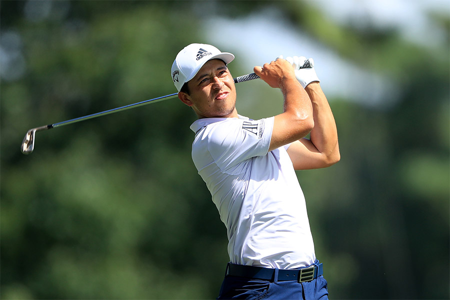 Der Golfspieler Xander Schauffele hält sein Golfschläger mit beiden Händen fest