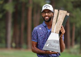 Akshay Bhatia mit der Trophäe bei der Barracuda Championship