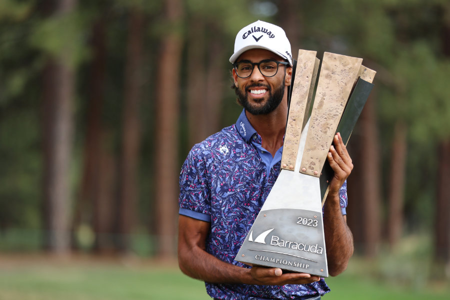 Akshay Bhatia mit der Trophäe bei der Barracuda Championship