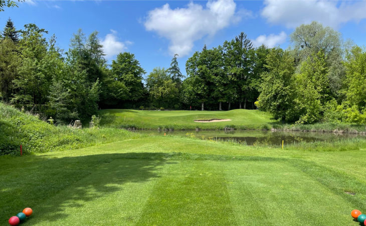 Eine Bahn auf einem Golfplatz mit Wasserhindernis