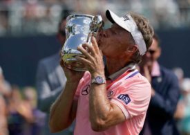 Bernhard Langer küsst die Trophäe der U.S. Senior Open 2023