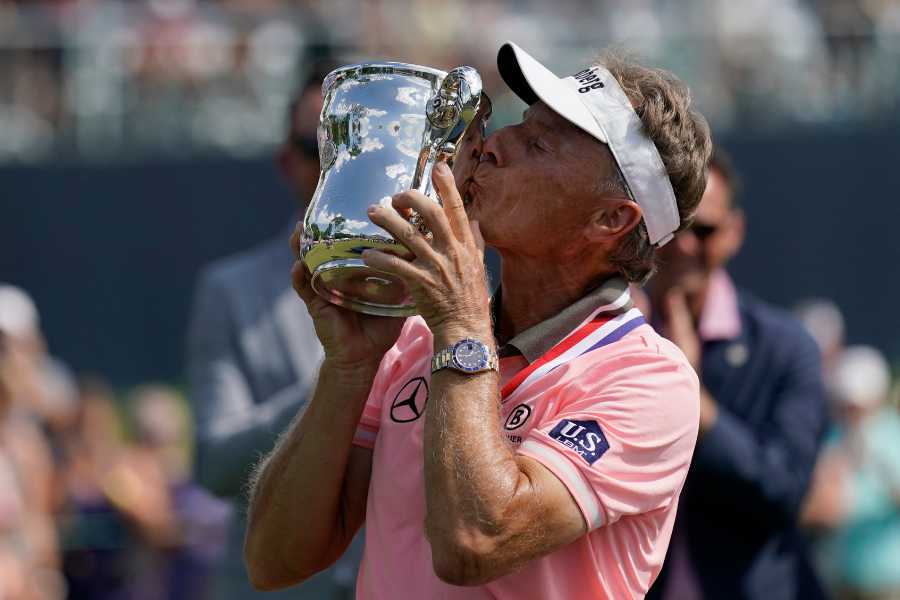 Bernhard Langer küsst die Trophäe der U.S. Senior Open 2023