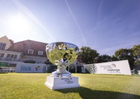 Ein silberner Golfpokal steht auf einer Golfwiese