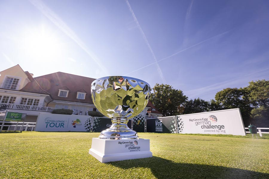 Ein silberner Golfpokal steht auf einer Golfwiese